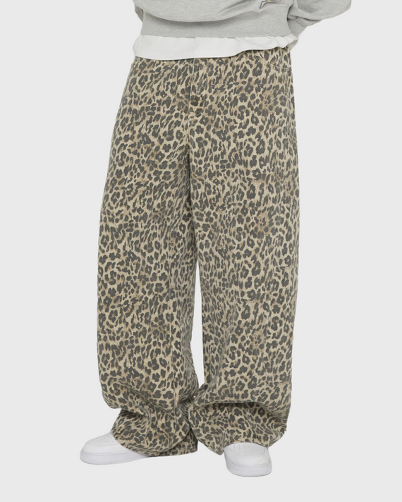 De Woodbird Ghat Twisted Leo Jeans heeft een moderne loose fit met een opvallende twisted pasvorm en een stoere denim uitstraling. Dankzij het eigentijdse ontwerp is deze jeans eenvoudig te combineren met zowel casual als streetwear outfits. Verkrijgbaar bij Burned Sports in Den Bosch, waar je de nieuwste collecties en persoonlijk stijladvies vindt.