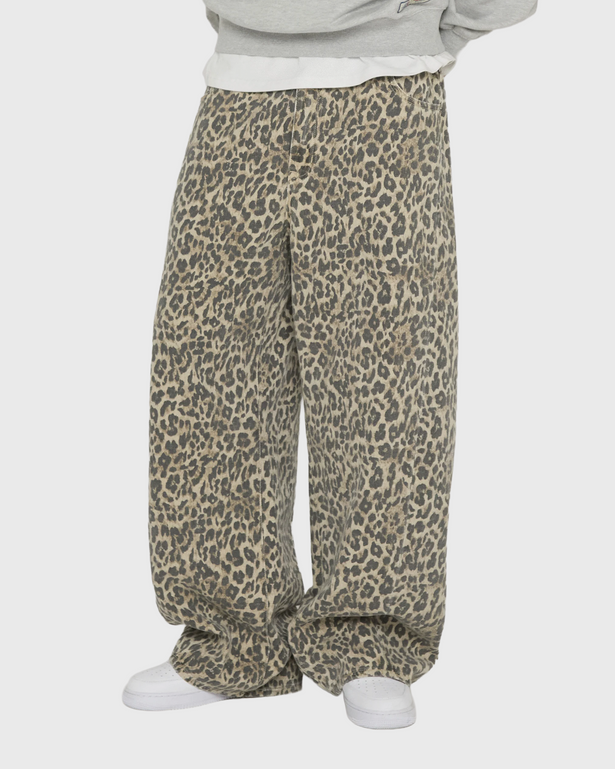 De Woodbird Ghat Twisted Leo Jeans heeft een moderne loose fit met een opvallende twisted pasvorm en een stoere denim uitstraling. Dankzij het eigentijdse ontwerp is deze jeans eenvoudig te combineren met zowel casual als streetwear outfits. Verkrijgbaar bij Burned Sports in Den Bosch, waar je de nieuwste collecties en persoonlijk stijladvies vindt.