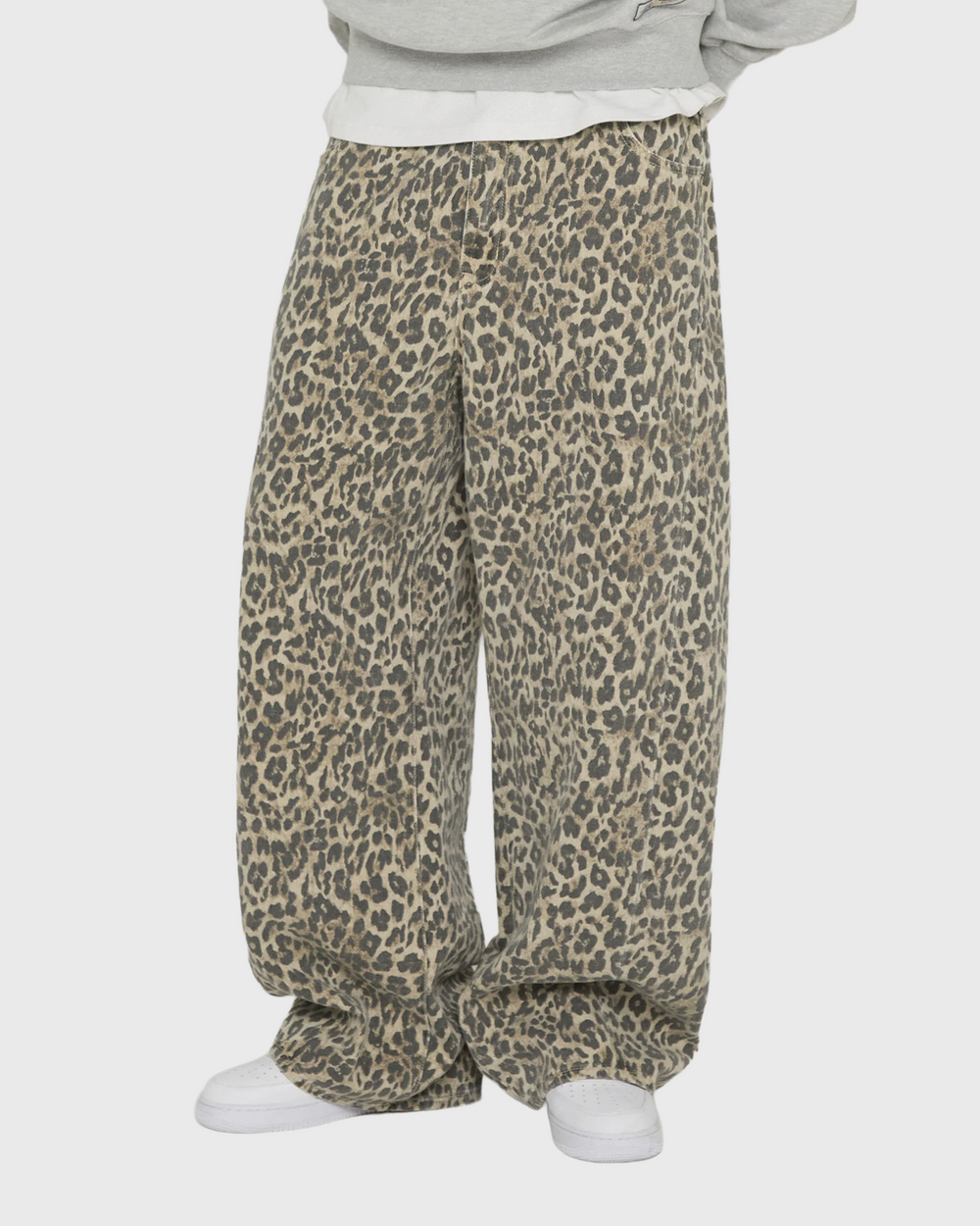 De Woodbird Ghat Twisted Leo Jeans heeft een moderne loose fit met een opvallende twisted pasvorm en een stoere denim uitstraling. Dankzij het eigentijdse ontwerp is deze jeans eenvoudig te combineren met zowel casual als streetwear outfits. Verkrijgbaar bij Burned Sports in Den Bosch, waar je de nieuwste collecties en persoonlijk stijladvies vindt.