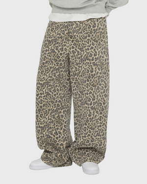 Woodbird Ghat Twisted Leo Jeans met luipaardprint, gedragen vooraanzicht