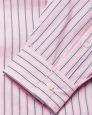 Detail van de manchet van het roze gestreepte Woodbird-overhemd