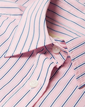 Detail van de kraag en knoopsluiting van het roze gestreepte overhemd