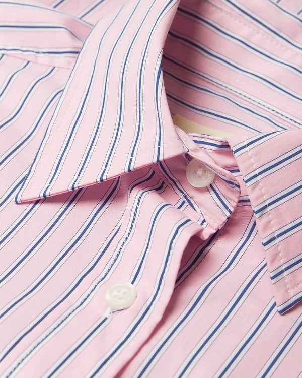 Detail van de kraag en knoopsluiting van het roze gestreepte overhemd