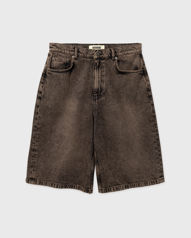 De Woodbird Yuto Oak Shorts in bruin zijn stijlvolle shorts met een comfortabele pasvorm en een tijdloze uitstraling. De neutrale kleur maakt ze eenvoudig te combineren met T-shirts, overhemden of sneakers voor een casual zomerse look. Verkrijgbaar bij Burned Sports in Den Bosch.