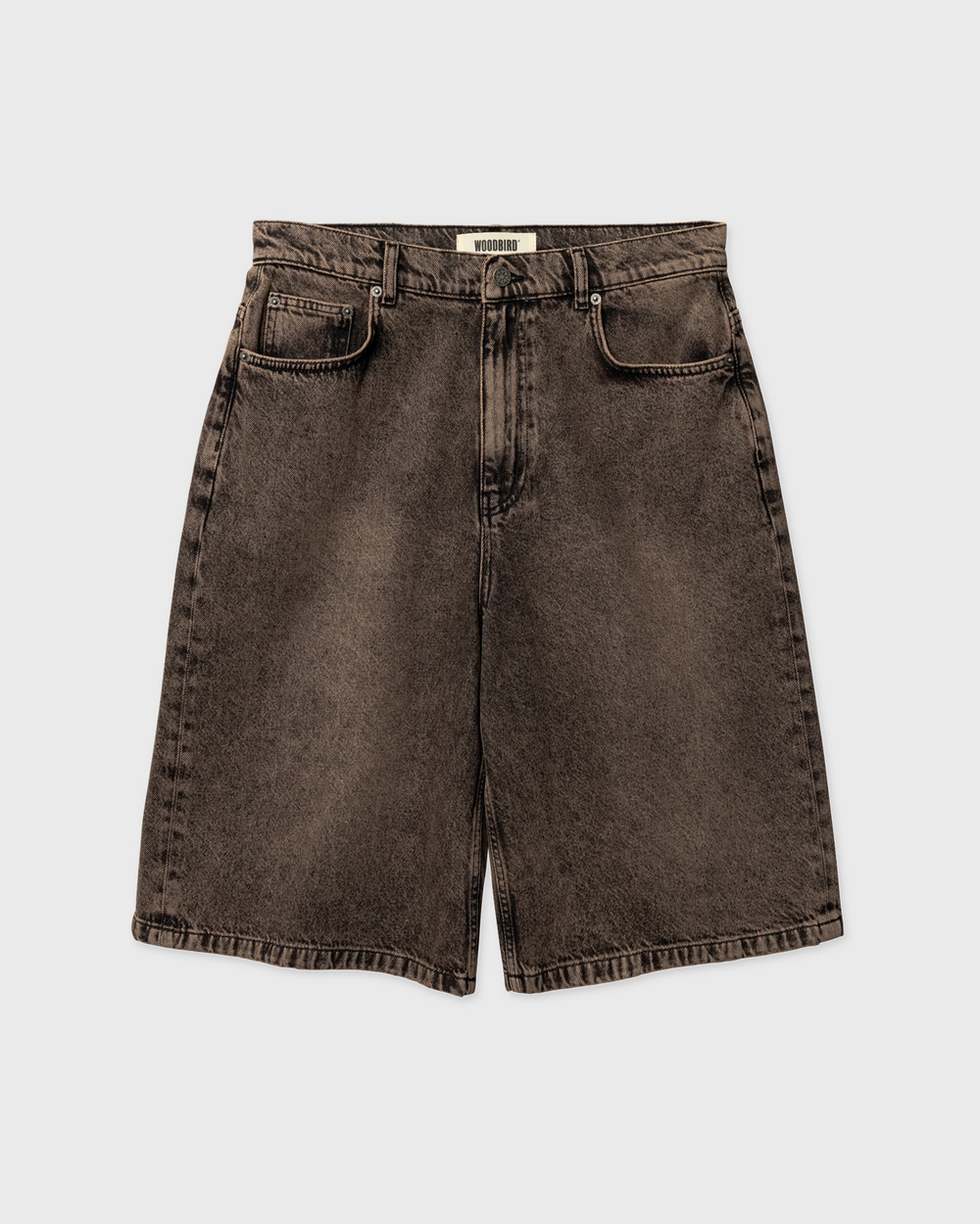 De Woodbird Yuto Oak Shorts in bruin zijn stijlvolle shorts met een comfortabele pasvorm en een tijdloze uitstraling. De neutrale kleur maakt ze eenvoudig te combineren met T-shirts, overhemden of sneakers voor een casual zomerse look. Verkrijgbaar bij Burned Sports in Den Bosch.