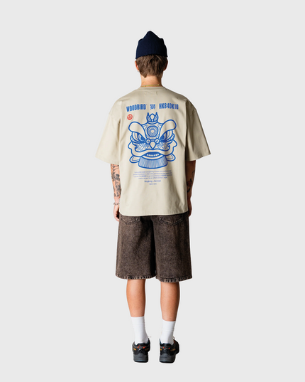 De Woodbird Yuto Oak Shorts in bruin zijn stijlvolle shorts met een comfortabele pasvorm en een tijdloze uitstraling. De neutrale kleur maakt ze eenvoudig te combineren met T-shirts, overhemden of sneakers voor een casual zomerse look. Verkrijgbaar bij Burned Sports in Den Bosch.