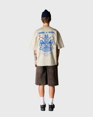 Woodbird Yuto Oak Shorts bruin, gedragen door model achteraanzicht