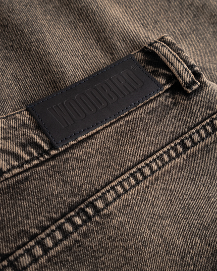 De Woodbird Yuto Oak Shorts in bruin zijn stijlvolle shorts met een comfortabele pasvorm en een tijdloze uitstraling. De neutrale kleur maakt ze eenvoudig te combineren met T-shirts, overhemden of sneakers voor een casual zomerse look. Verkrijgbaar bij Burned Sports in Den Bosch.