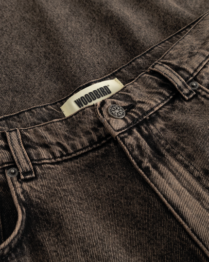 De Woodbird Yuto Oak Shorts in bruin zijn stijlvolle shorts met een comfortabele pasvorm en een tijdloze uitstraling. De neutrale kleur maakt ze eenvoudig te combineren met T-shirts, overhemden of sneakers voor een casual zomerse look. Verkrijgbaar bij Burned Sports in Den Bosch.
