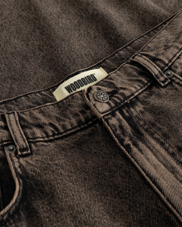 Taille van de Woodbird Yuto Oak Shorts met het Woodbird-label