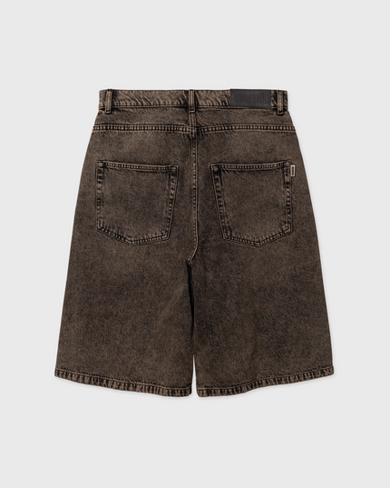 De Woodbird Yuto Oak Shorts in bruin zijn stijlvolle shorts met een comfortabele pasvorm en een tijdloze uitstraling. De neutrale kleur maakt ze eenvoudig te combineren met T-shirts, overhemden of sneakers voor een casual zomerse look. Verkrijgbaar bij Burned Sports in Den Bosch.
