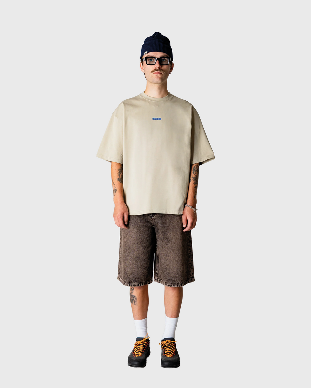 De Woodbird Yuto Oak Shorts in bruin zijn stijlvolle shorts met een comfortabele pasvorm en een tijdloze uitstraling. De neutrale kleur maakt ze eenvoudig te combineren met T-shirts, overhemden of sneakers voor een casual zomerse look. Verkrijgbaar bij Burned Sports in Den Bosch.