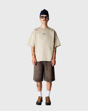 Woodbird Yuto Oak Shorts in bruin, gedragen door model vooraanzicht