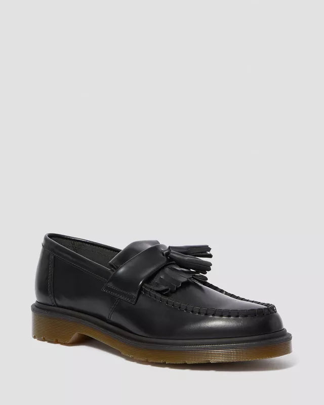 Dr. Martens Adrian Polished Loafer zwart, zijaanzicht met kiltie-franje op de wreef.