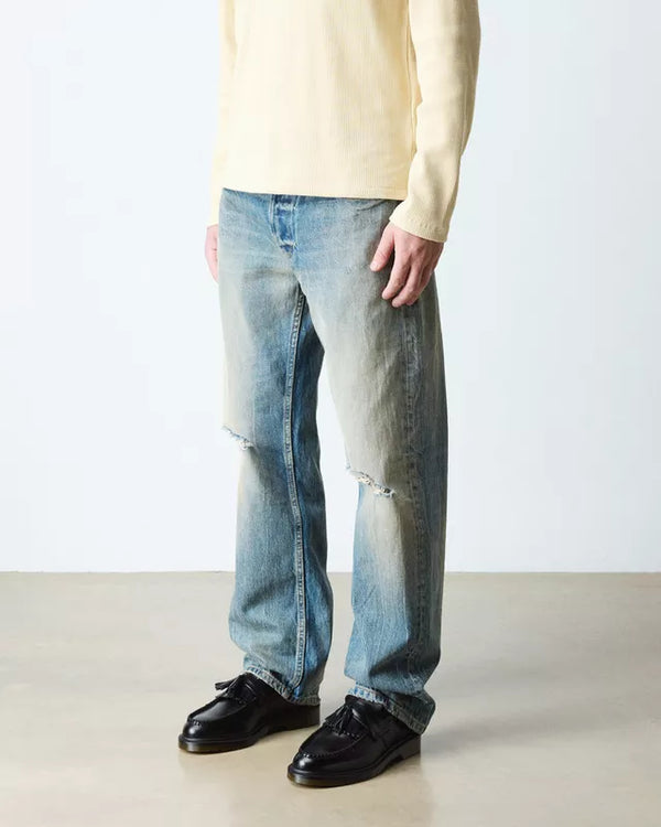 Dr. Martens Adrian Polished Loafer zwart, gedragen door een model op een lichte jeans.