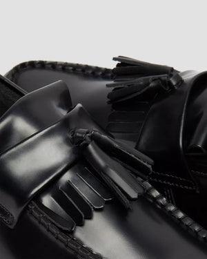 Dr. Martens Adrian Polished Loafer zwart, close-up van de kiltie-franje.