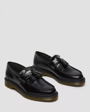 Dr. Martens Adrian Polished Loafer zwart, paar naast elkaar, lichte hoek.