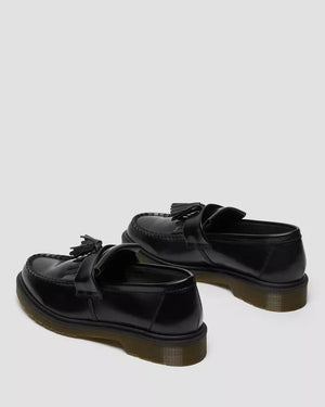Dr. Martens Adrian Polished Loafer zwart, paar naast elkaar, driekwart voorkant.