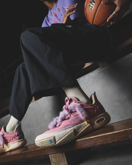 Anta KAI 2 Azurie Kyrie Irving Basketbalschoen Roze