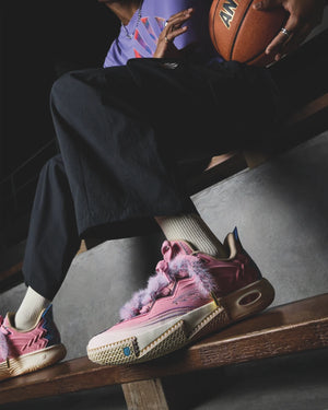 Anta KAI 2 Azurie Kyrie Irving Basketbalschoen Roze