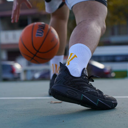 anta kai 2 triple black basketbalschoenen on feet 2