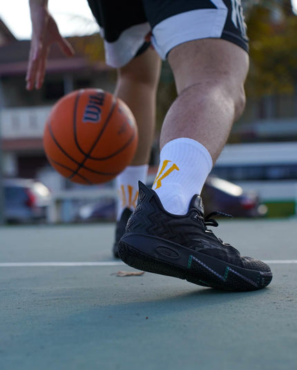anta kai 2 triple black basketbalschoenen on feet 2