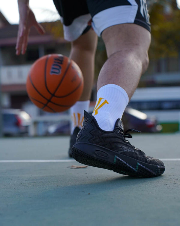 anta kai 2 triple black basketbalschoenen on feet 2