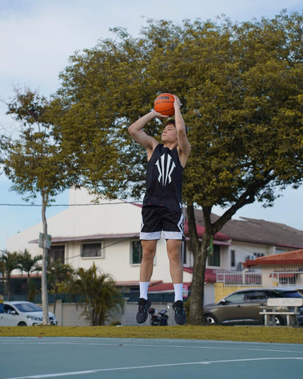 anta kai 2 triple black basketbalschoenen on feet with player jumping