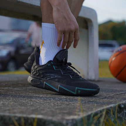 anta kai 2 triple black basketbalschoenen on feet 3