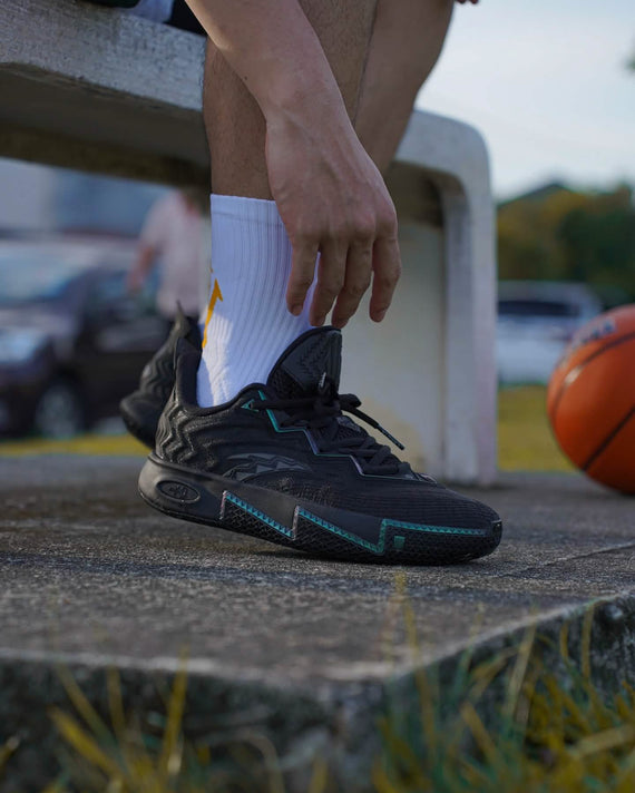 anta kai 2 triple black basketbalschoenen on feet 3