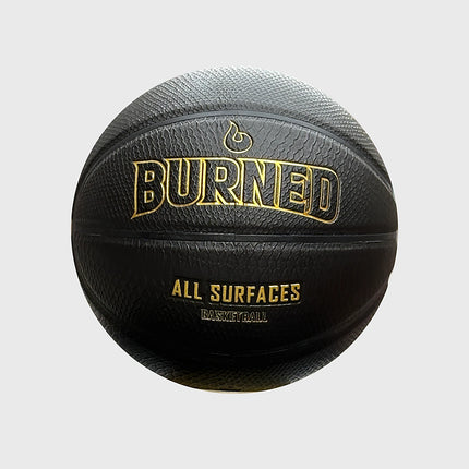 Burned In/Outdoor Basketbal Black Croco, maat 7, vrijstaand op grijze achtergrond - Burned Sports