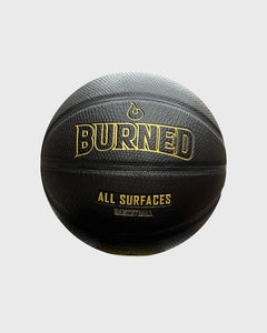 Burned In/Outdoor Basketbal Black Croco, maat 7, vrijstaand op grijze achtergrond - Burned Sports