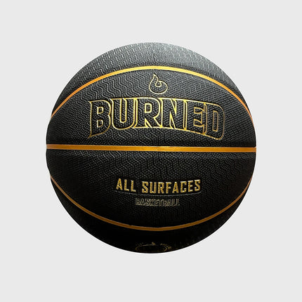 Burned In/Outdoor Basketbal Black Gold, maat 7, vrijstaand op grijze achtergrond - Burned Sports
