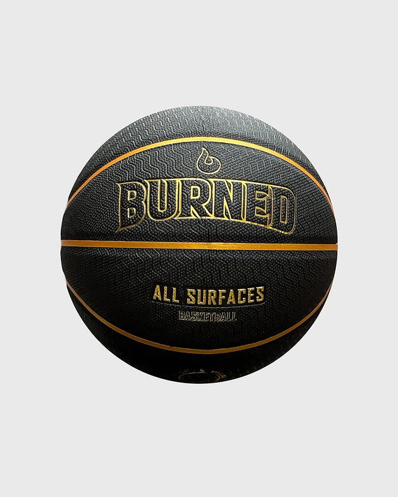 Burned In/Outdoor Basketbal Black Gold, maat 7, vrijstaand op grijze achtergrond - Burned Sports