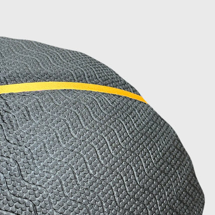 Close-up van het PU-leer (composiet) oppervlak van de Burned In/Outdoor Basketbal Black Gold - Burned Sports