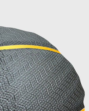 Close-up van het PU-leer (composiet) oppervlak van de Burned In/Outdoor Basketbal Black Gold - Burned Sports
