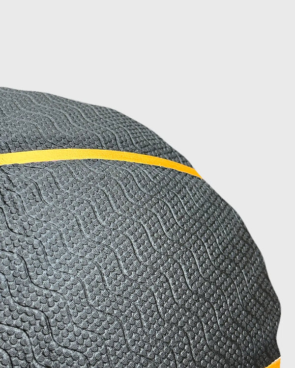 Close-up van het PU-leer (composiet) oppervlak van de Burned In/Outdoor Basketbal Black Gold - Burned Sports