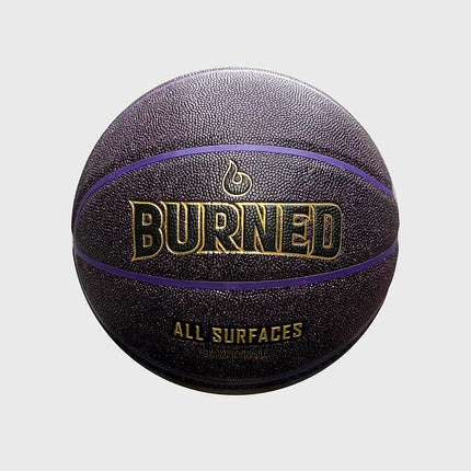 Burned In/Outdoor Basketbal Black Purple LA Glitter, maat 7, vrijstaand op grijze achtergrond - Burned Sports