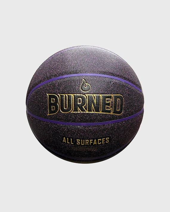 Burned In/Outdoor Basketbal Black Purple LA Glitter, maat 7, vrijstaand op grijze achtergrond - Burned Sports