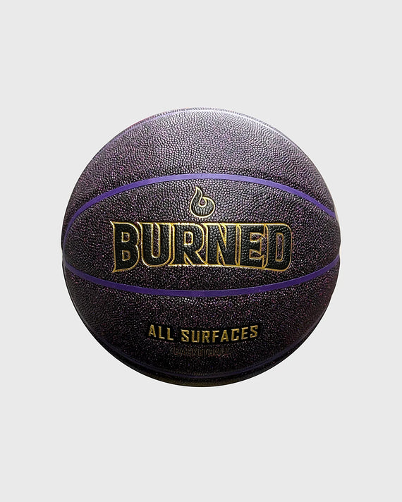 Burned In/Outdoor Basketbal Black Purple LA Glitter, maat 7, vrijstaand op grijze achtergrond - Burned Sports