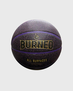 Burned In/Outdoor Basketbal Black Purple LA Glitter, maat 7, vrijstaand op grijze achtergrond - Burned Sports