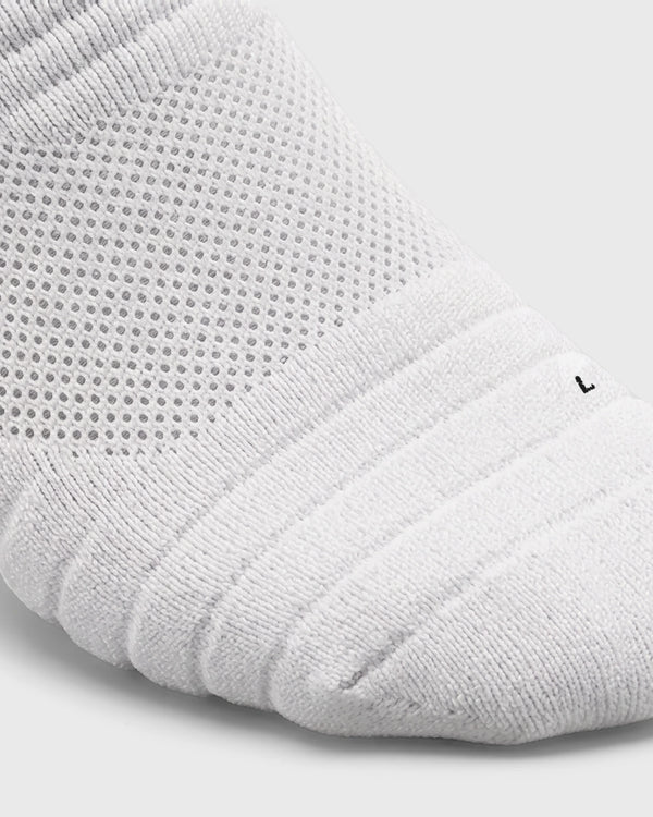 Burned Elite Performance Sock in wit, detailopname van het fijne gaas en de teen - Burned Sports