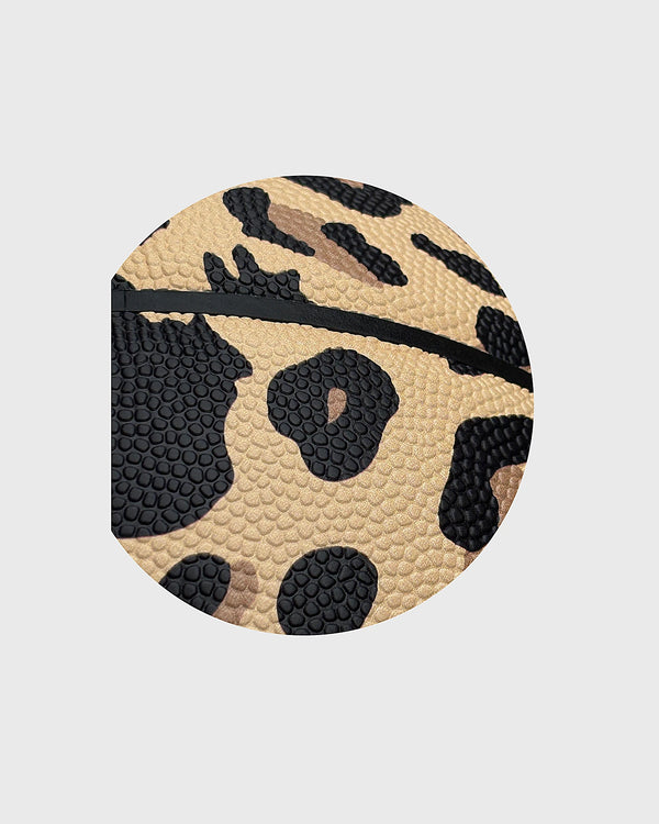 Burned In/Outdoor Basketbal Cheetah Print, maat 7, vrijstaand op grijze achtergrond - Burned Sports