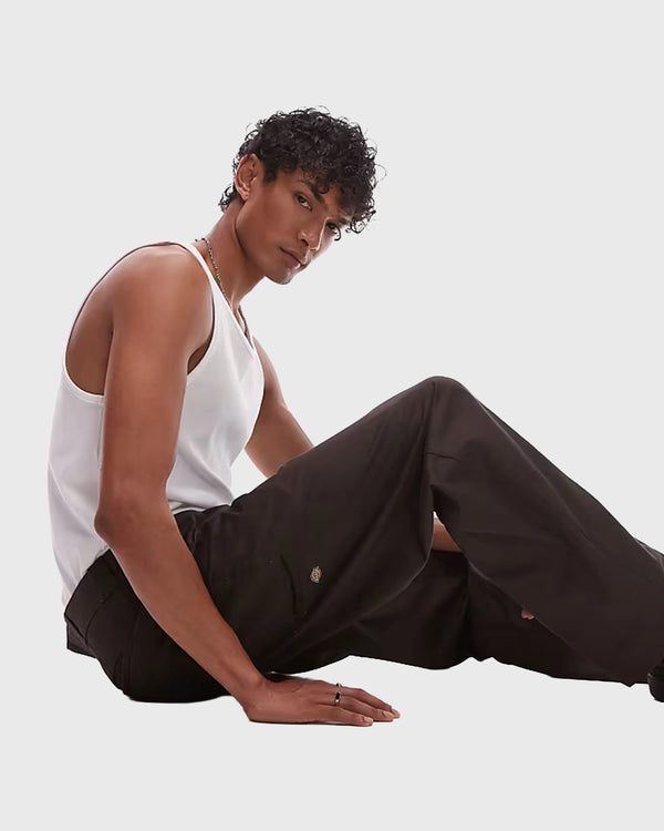 Dickies 247 Baggy Work Pant Bruin zitten aanzicht 