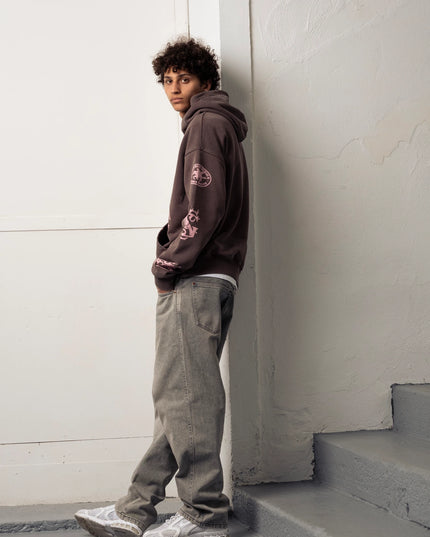 Goodies Sportive Brownie Hoodie bruin, gedragen door een model met capuchon op, zijaanzicht.