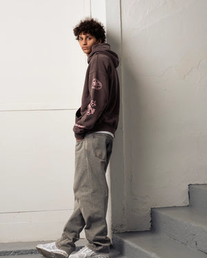 Goodies Sportive Brownie Hoodie bruin, gedragen door een model met capuchon op, zijaanzicht.