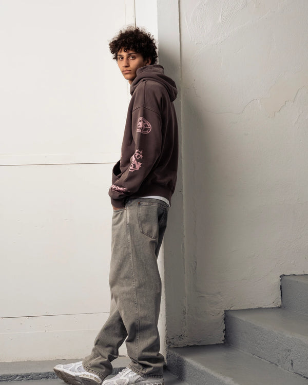 Goodies Sportive Brownie Hoodie bruin, gedragen door een model met capuchon op, zijaanzicht.