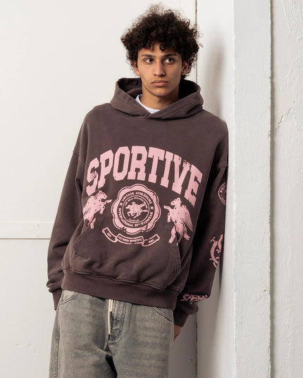 Goodies Sportive Brownie Hoodie bruin, gedragen door een model, close-up van het roze borstartwork.