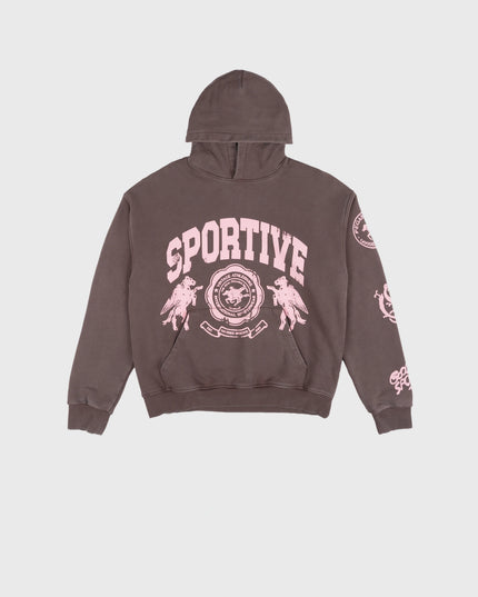 Goodies Sportive Brownie Hoodie bruin, vooraanzicht met het roze Sportive-wapen boven de kangoeroezak.