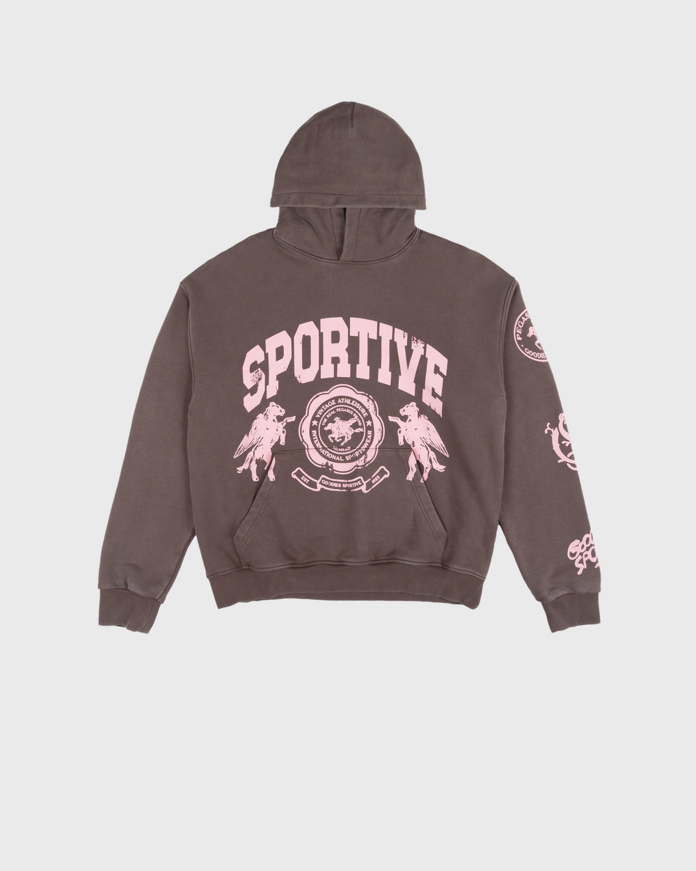 Goodies Sportive Brownie Hoodie bruin, vooraanzicht met het roze Sportive-wapen boven de kangoeroezak.